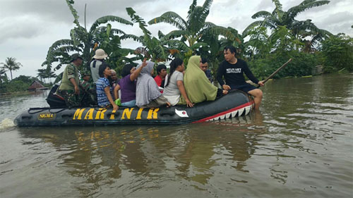 Marinir-Evakuasi-Korban-Banjir-Makassar
