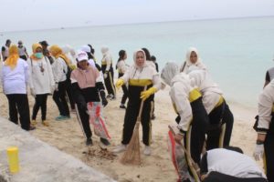 Bhayangkari Bersih-Bersih Sampah Tanjung Karang