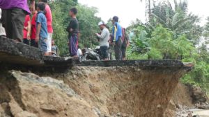 Banjir di Palolo, Jembatan Penghubung Desa Ranteleda-Rahmat Terancam Putus