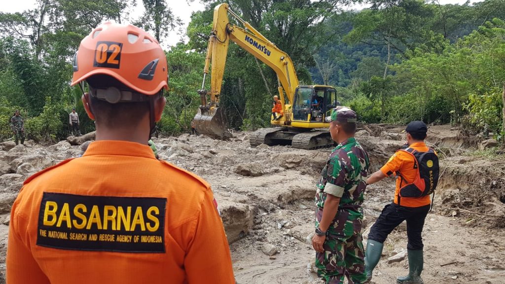 Tim SAR Temukan Korban Banjir Desa Lengkeka Tewas Tertimbun Batuan dan Kayu