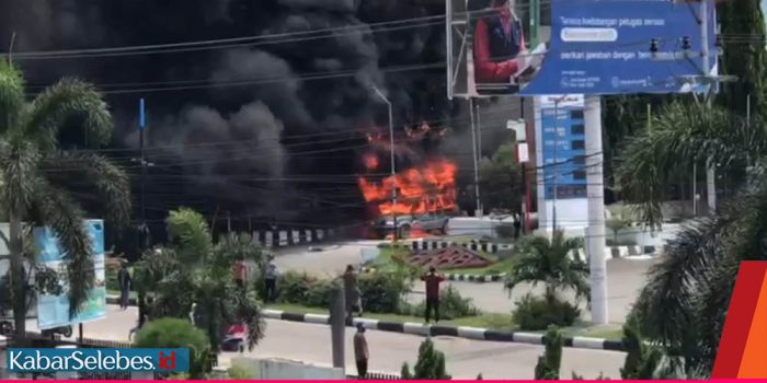 Video : Gara-gara Korek Api Meledak, Mobil Minibus Terbakar di SPBU Palu