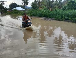 FOTO : Jalur Dua Desa Sansarino Tojo Unauna Berubah Jadi Kolam