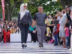 Gaya Walikota Palu dan Istri Curi Perhatian di Fashion Street CFD