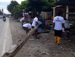 Ahmad Ali Center Bantu Bersihkan Rumah Warga yang Terendam Lumpur di Torue