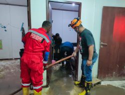 Dinas Damkarmat Kota Palu Selesaikan Pembersihan Lumpur Rumah Korban Banjir Hingga Malam Hari