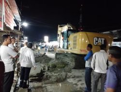 Cegah Banjir Lagi, Pemda Tojo Unauna Buat Jalur Air, Jalan Trans Sulawesi Ditutup Sementara