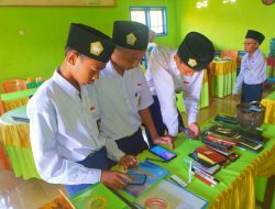 Pelajar MTs Alkhairaat Palapi Serentak Mencopot Aplikasi Facebook, WhatsApp, Instagram dan Game Online dari Handphonenya