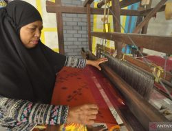 Menenun kain Donggala didorong masuk dalam Ekstrakulikuler SMK di Sulawesi Tengah