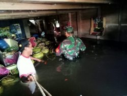 Para Babinsa Kodim Morowali Bantu Warga Terdampak Banjir di Morowali Utara